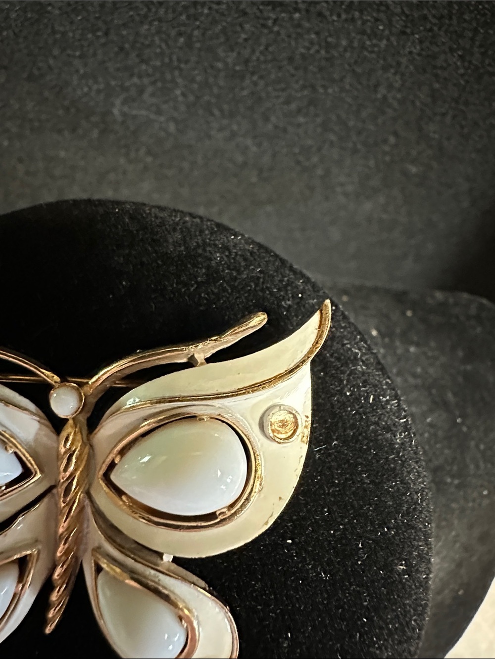 Vintage 1960’s Trifari White Enamel Gold-Tone Butterfly Brooch Missing Stones - Picture 5 of 9
